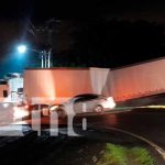 Managua: Camión termina cruzado en plena vía tras partirse en dos en la Cuesta El Plomo Camión termina cruzado en plena vía tras partirse en dos en la Cuesta El Plomo, Managua