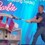 Pastor «endiblado» destruye la casa de Barbie a punto de batazos Pastor "endiblado" destruye la casa de Barbie a punto de batazos