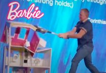Pastor «endiblado» destruye la casa de Barbie a punto de batazos Pastor "endiblado" destruye la casa de Barbie a punto de batazos