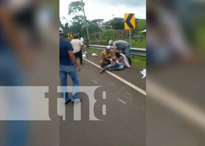 1 Conductor de vehículo catapulta a motociclistas y los deja grave en El Rama