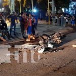 ¡Clase imprudencia! Tras registrarse un accidente en Managua Foto: Un fuerte impacto entre dos motocicletas dejó como resultado a tres personas lesionadas y daños materiales en Managua/TN8