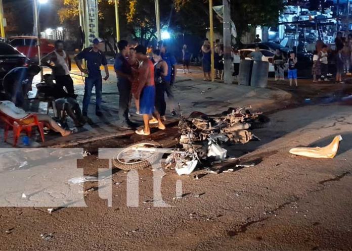 1 Foto: Un fuerte impacto entre dos motocicletas dejó como resultado a tres personas lesionadas y daños materiales en Managua/TN8