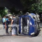 Un camión terminó volcado sobre la Carretera Norte Foto: Volcado terminó un camión, luego de impactar contra una de las vallas de contención en la pista Juan Pablo Segundo/TN8