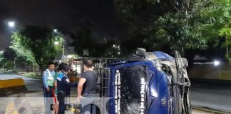Foto: Volcado terminó un camión, luego de impactar contra una de las vallas de contención en la pista Juan Pablo Segundo/TN8