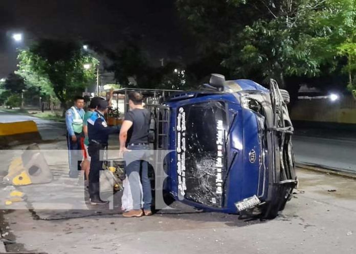 1 Foto: Volcado terminó un camión, luego de impactar contra una de las vallas de contención en la pista Juan Pablo Segundo/TN8