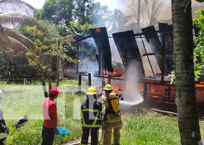 Foto: Voraz incendio devora una vivienda en Bilwi / TN8