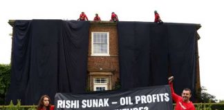 Casa del primer ministro británico Rishi Sunak es cubierta con mantas negras