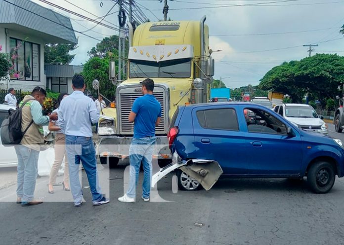 ¡Los deja como bola de billar! Conductor de cabezal provoca múltiple colisión en Montoya