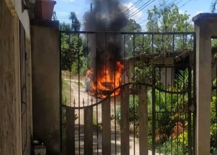 1 Foto: Identifican a la persona calcinada dentro de un carro en Honduras/Cortesía