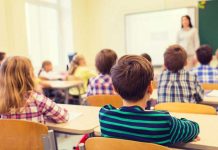 Maestra obliga a alumnos abofetear a un compañero 