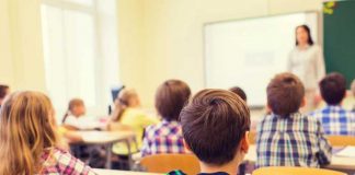 Maestra obliga a alumnos abofetear a un compañero 
