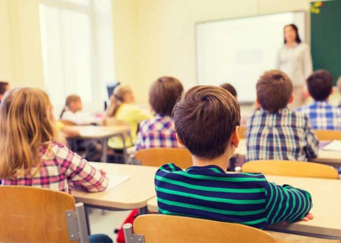 Maestra obliga a alumnos abofetear a un compañero 