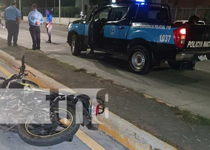Muere al impactar contra un poste en las cercanías del paso a desnivel del 7 Sur