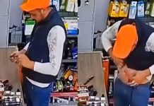 ¡Qué locura! Hombre se corta el estómago para saber si la navaja tenía filo ¡Qué locura! Hombre se corta el estómago para saber si la navaja tenía filo