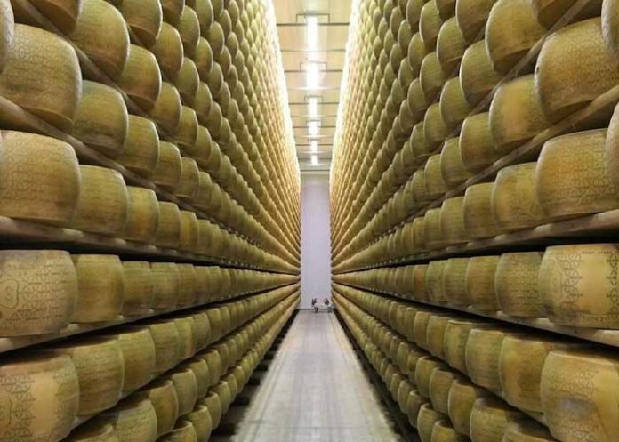 Hombre muere aplastado por ruedas de queso en Italia