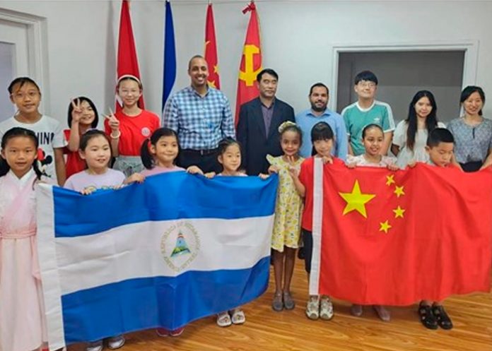 Estudiantes de Bejing visitan embajada de Nicaragua para conocer historia