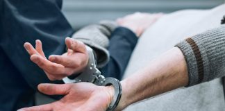 Buscan a hombre que mató y abusó de una niña en Estados Unidos