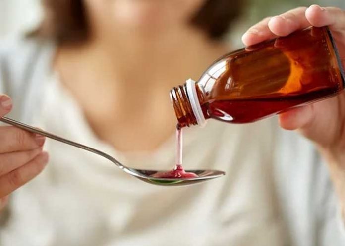 Tras muertes de niños cierran a un fabricante de jarabes para la tos en La India