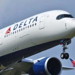 Pasajero en Delta es arrestado tras tacar a una auxiliar de vuelo Pasajero en Delta es arrestado tras tacar a una auxiliar de vuelo