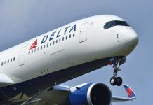 Pasajero en Delta es arrestado tras tacar a una auxiliar de vuelo Pasajero en Delta es arrestado tras tacar a una auxiliar de vuelo