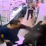 ¡Clase loquera! Hombre golpea a "chavalo" por no atenderlo rápido (VIDEO)