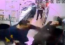 ¡Clase loquera! Hombre golpea a «chavalo» por no atenderlo rápido (VIDEO) ¡Clase loquera! Hombre golpea a "chavalo" por no atenderlo rápido (VIDEO)