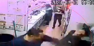 ¡Clase loquera! Hombre golpea a "chavalo" por no atenderlo rápido (VIDEO)