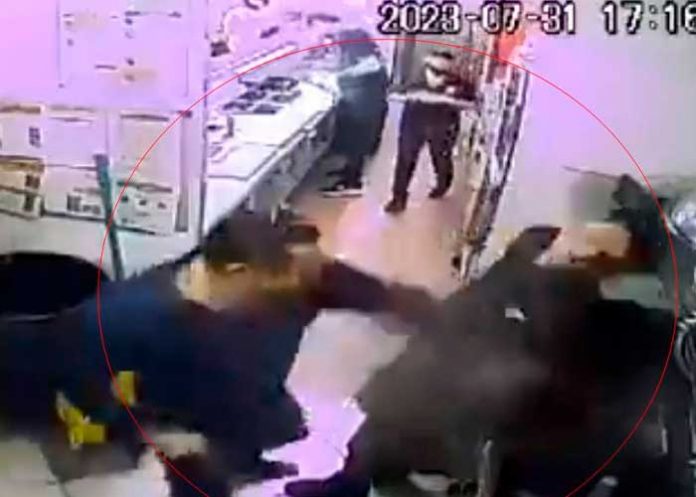 3 ¡Clase loquera! Hombre golpea a