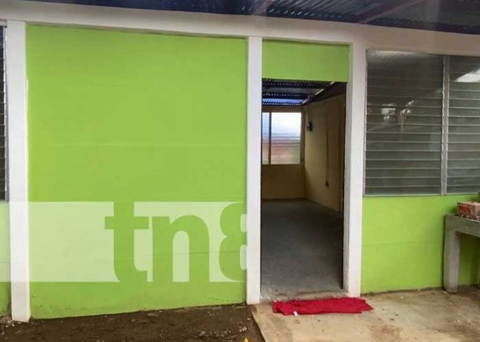 Autoridades entregan a dos familias en Juigalpa viviendas dignas