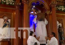 Con fe y devoción se dio la subida de “Minguito” a su trono Foto: Con fe y devoción se dio la subida de “Minguito” a su trono / TN8