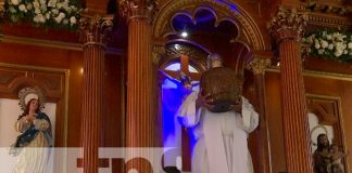 Foto: Con fe y devoción se dio la subida de “Minguito” a su trono / TN8