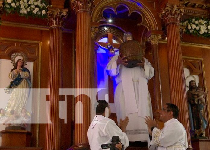 3 Foto: Con fe y devoción se dio la subida de “Minguito” a su trono / TN8