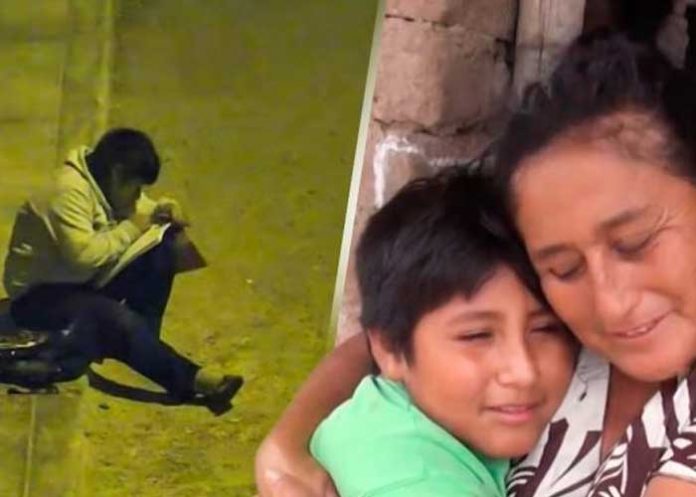 3 Niño hacía sus tareas en la calle porque en casa no tenía luz, esta es su historia