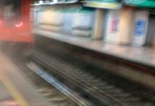 Por "mano larga" hombre cae a la vías del metro y muere en la India