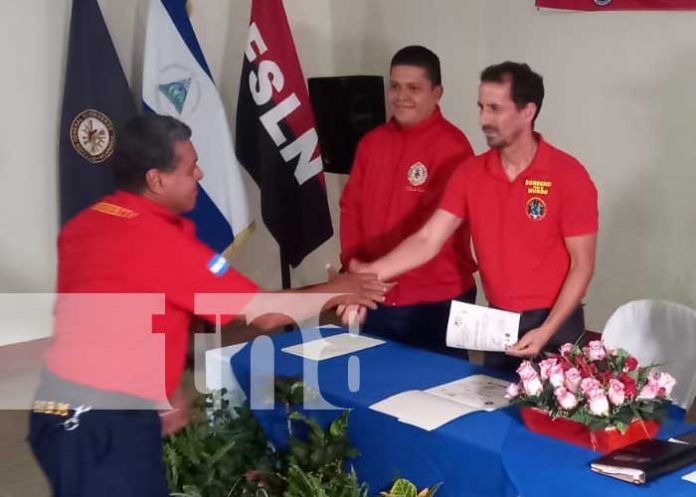 Foto: Bomberos adquieren conocimientos en localización de víctimas por fenómenos naturales / TN8