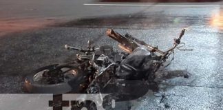 Foto: Falla en el sistema eléctrico: Motocicleta termina incinerada sobre la Carretera Norte / TN8