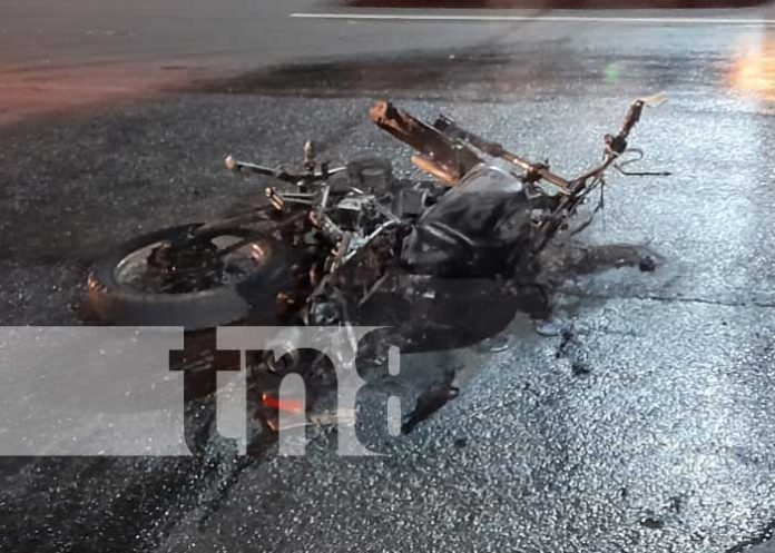 Foto: Falla en el sistema eléctrico: Motocicleta termina incinerada sobre la Carretera Norte / TN8