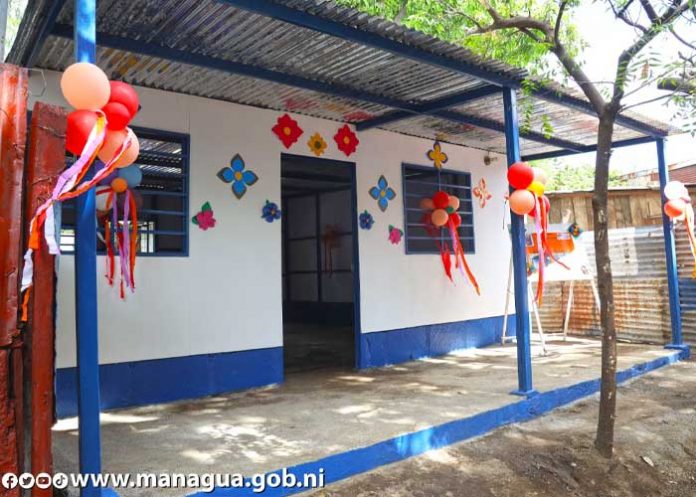 Familia del barrio Hilario Sánchez, Managua recibe las llaves de su casa digna