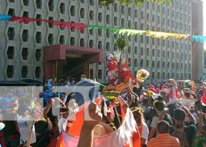 Fluye la devoción en recorrido de Santo Domingo en barrios de Managua