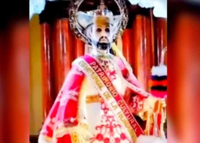 Foto: Insólito: Fieles aseguran que San Roque abrió y cerró los ojos durante una procesión, lo que ha causado asombro en los religiosos /Cortesía