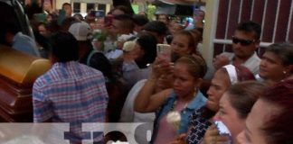 Foto: Familiares y amigos dan último adiós al comerciante Edwin Katín, quien ha dejado luto y dolor en sus familiares y amigos / TN8