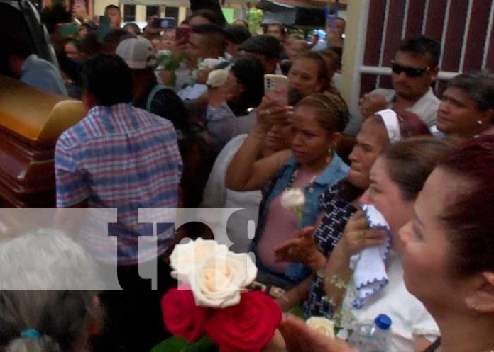 4554653 Foto: Familiares y amigos dan último adiós al comerciante Edwin Katín, quien ha dejado luto y dolor en sus familiares y amigos / TN8