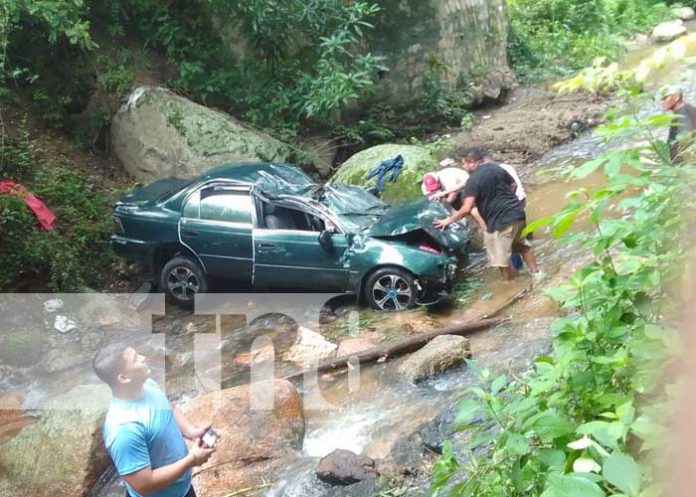 5 Foto: Los pasajeros de un taxi vivieron momentos de angustia, luego que el vehículo en que viajaban cayera al río Alalí en Nueva Segovia/TN8