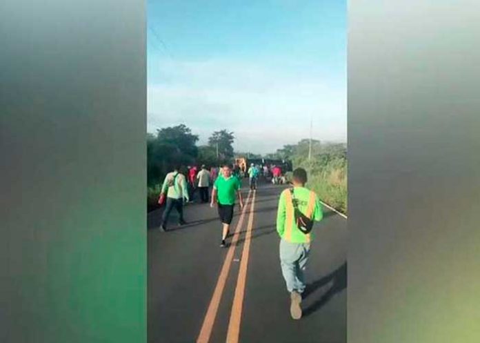 Fotos: Cinco heridos deja el vuelco de un bus en Guanacaste, Costa Rica, la Cruz Roja brindó atención oportuna a los lesionados / Cortesía