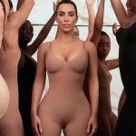Kim Kardashian, explota las redes sociales al revelar una fotografía antigua Foto: Kim Kardashian, explota las redes sociales al revelar una fotografía antigua, quien es conciderada la reyna del gurú en redes sociales / Cortesía
