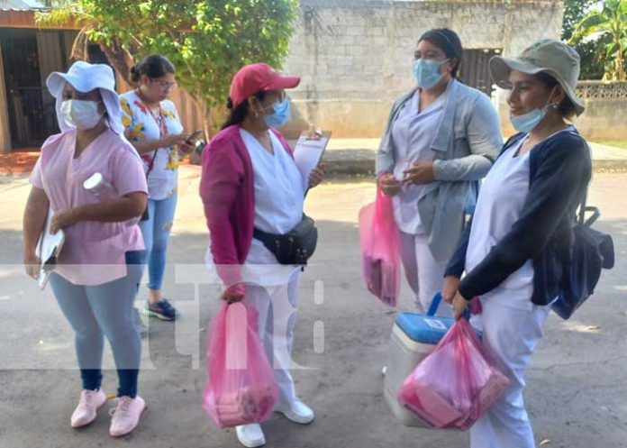 8 Foto: 150 viviendas del barrio Bertha Díaz fueron visitadas para aplicar la vacuna contra la Covid-19, brindando seguridad a las familias /TN8