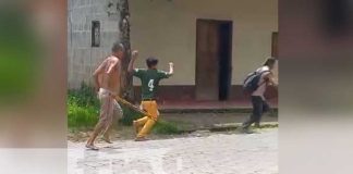 Foto: Se lo bajan de una pedrada por intentar abusar de una mujer en Waslala Matagalpa, el hecho se ha viralizado en las redes sociales / TN8