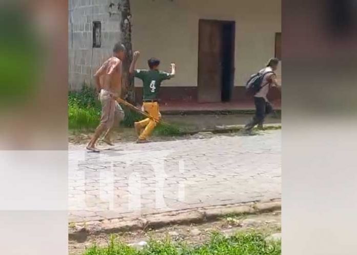 87867i Foto: Se lo bajan de una pedrada por intentar abusar de una mujer en Waslala Matagalpa, el hecho se ha viralizado en las redes sociales / TN8