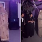 Fiesta original: Quinceañera impacta a los invitados al llegar en un Ataúd Quinceañera en ataúd sorprende a los invitados