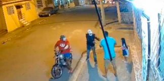 Padre sufre asalto frente a su pequeña hija en Ecuador